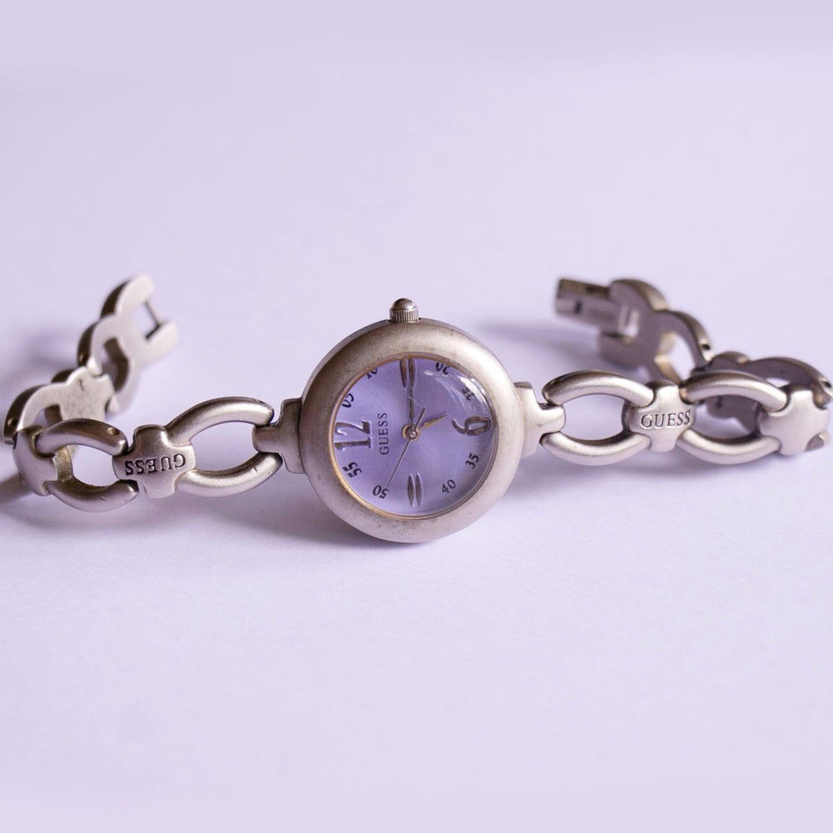 Orologio GUESS Bicolore Con Quadrante Viola: Elegante, Analogico, Vetro Minerale, Bracciale In Metallo