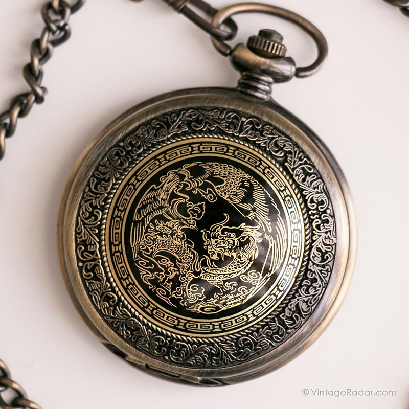 Sessione Di Ipnosi Orologio Da Tasca Vintage Con Catena Che Oscilla Sulla Superficie Su Sfondo Scuro Tra Facce Di Orologio Sbiadite Effetto Di Movimento Magico 86589588 Sessione Di Ipnosi Orologio Da Tasca Vintage Con Catena Che Oscilla Sulla Superficie Su Sfondo Scuro Tra Facce Di Orologio Sbiadite Effetto Di Movimento Magico 86589588