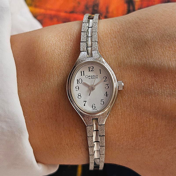 Tono d'argento vintage Caravelle Bulova Guarda | Oval watch per le donne