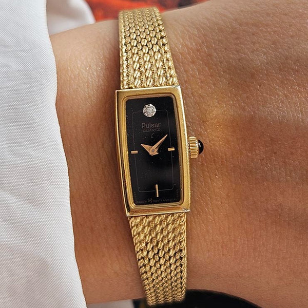 Pequeño tono de oro Pulsar Tanque reloj para damas | Dial negro vintage reloj