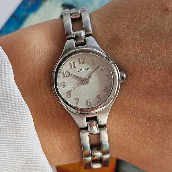 Pre owned Minimalist Silver tone Lorus Quartz Watch For Women Vintage pre-owned-minimalist-silver-tone-lorus-quartz-watch-for-women-vintage