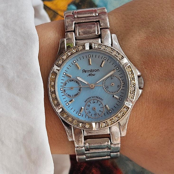 Ancien Armitron Maintenant bleu montre pour elle avec un bracelet en acier inoxydable