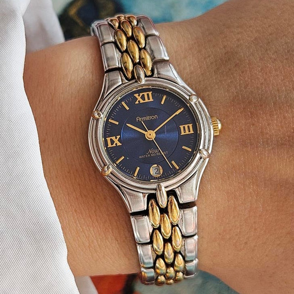 Vintage dos tonos Armitron Ahora las mujeres reloj con dial azul marino