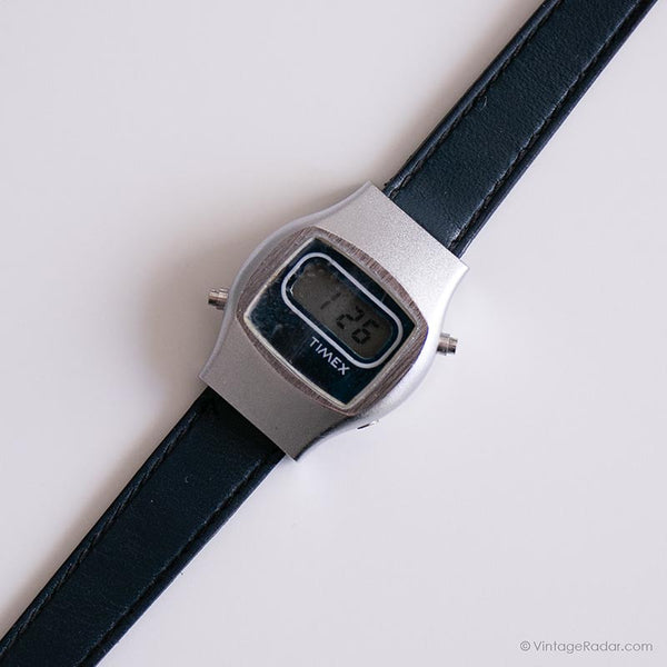 Vintage Small Digital Timex Guarda | Orologio casual retrò per le donne