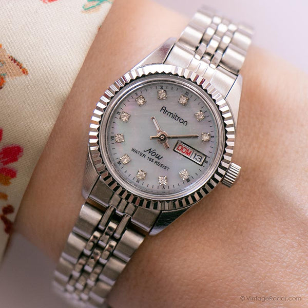 Madre vintage de dial de perlas reloj por Armitron | Fecha reloj para mujeres