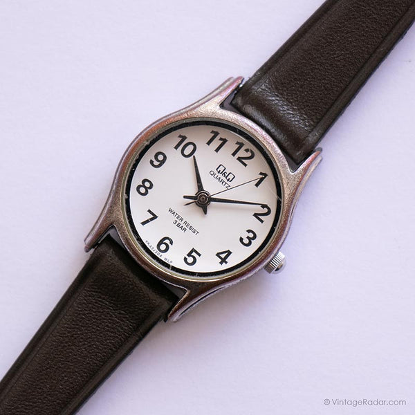 خمر Q & Q Quartz Watch for Ladies | ساعة الفضة ذات النغمة الفضية بأسعار معقولة