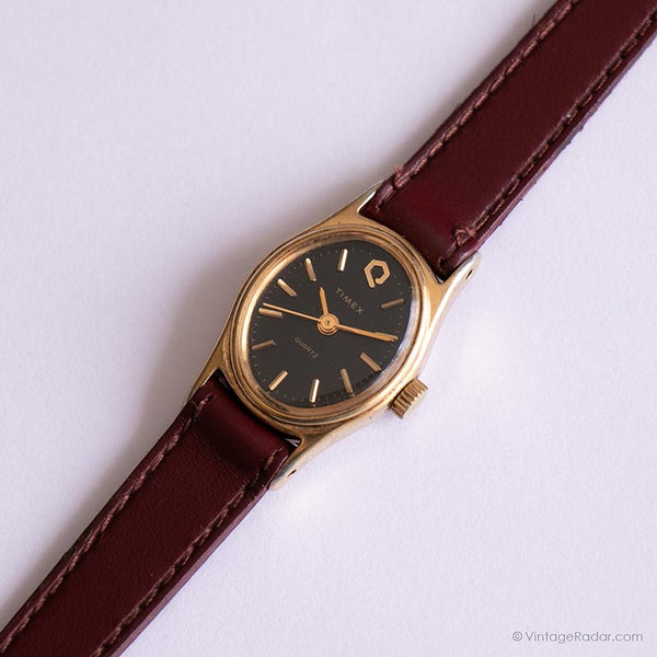 Vintage Black Dial Timex Uhr für Frauen | Winzige ovale Zifferblatt -Armbanduhr