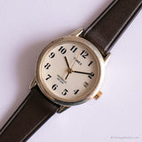 Date de numérotation ronde vintage montre par Timex | Bracelet en cuir marron montre