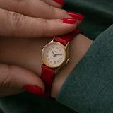 Minuscule or d'or Timex aux femmes montre avec sangle rouge et cadran à champagne