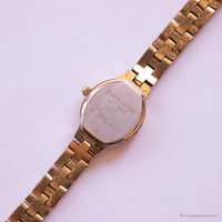 ساعة بيير كاردان العتيقة ذات اللون الذهبي للسيدات بمقاسات معصم صغيرة جدًا