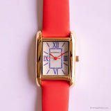 Tone d'or vintage Isaac Mizrahi Dames rectangulaires montre avec sangle rouge