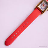 لون ذهبي عتيق Isaac Mizrahi ساعة نسائية مستطيلة بحزام أحمر