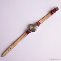 Pequeño tono plateado vintage Timex reloj para damas con correa roja oscura
