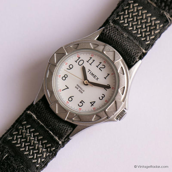 كلاسيكي Timex ساعة رياضية للنساء | ساعة يد صغيرة باللون الفضي