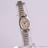 Pequeño ovalado Timex Q reloj para mujeres | Tono plateado vintage reloj para ella