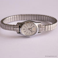 Winziges Oval Timex Q Uhr für Frauen | Vintage Silver-Tone Uhr für Sie