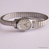 البيضاوي الصغير Timex ساعة كيو للنساء | ساعة كلاسيكية باللون الفضي لها