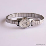 Pequeño ovalado Timex Q reloj para mujeres | Tono plateado vintage reloj para ella