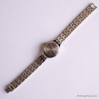 Carruaje de tono plateado vintage reloj para mujeres con brazalete de tono plateado