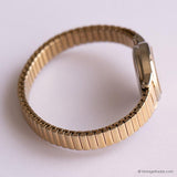 Ovale d'or vintage Timex montre pour les femmes avec un bracelet à tons d'or