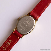 Tone d'or vintage Timex Dames montre avec boîtier ovale et sangle rouge