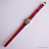 لون ذهبي عتيق Timex ساعة نسائية بعلبة بيضاوية وحزام أحمر