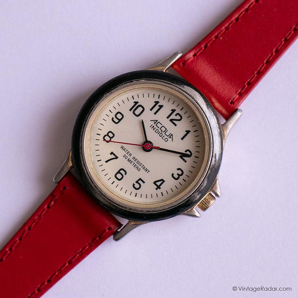 Acqua à ton or vintage par Timex Indiglo montre pour les femmes avec une sangle rouge
