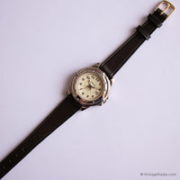 ساعة كوارتز شيروكي كلاسيكية فضية اللون للنساء مع حزام بني