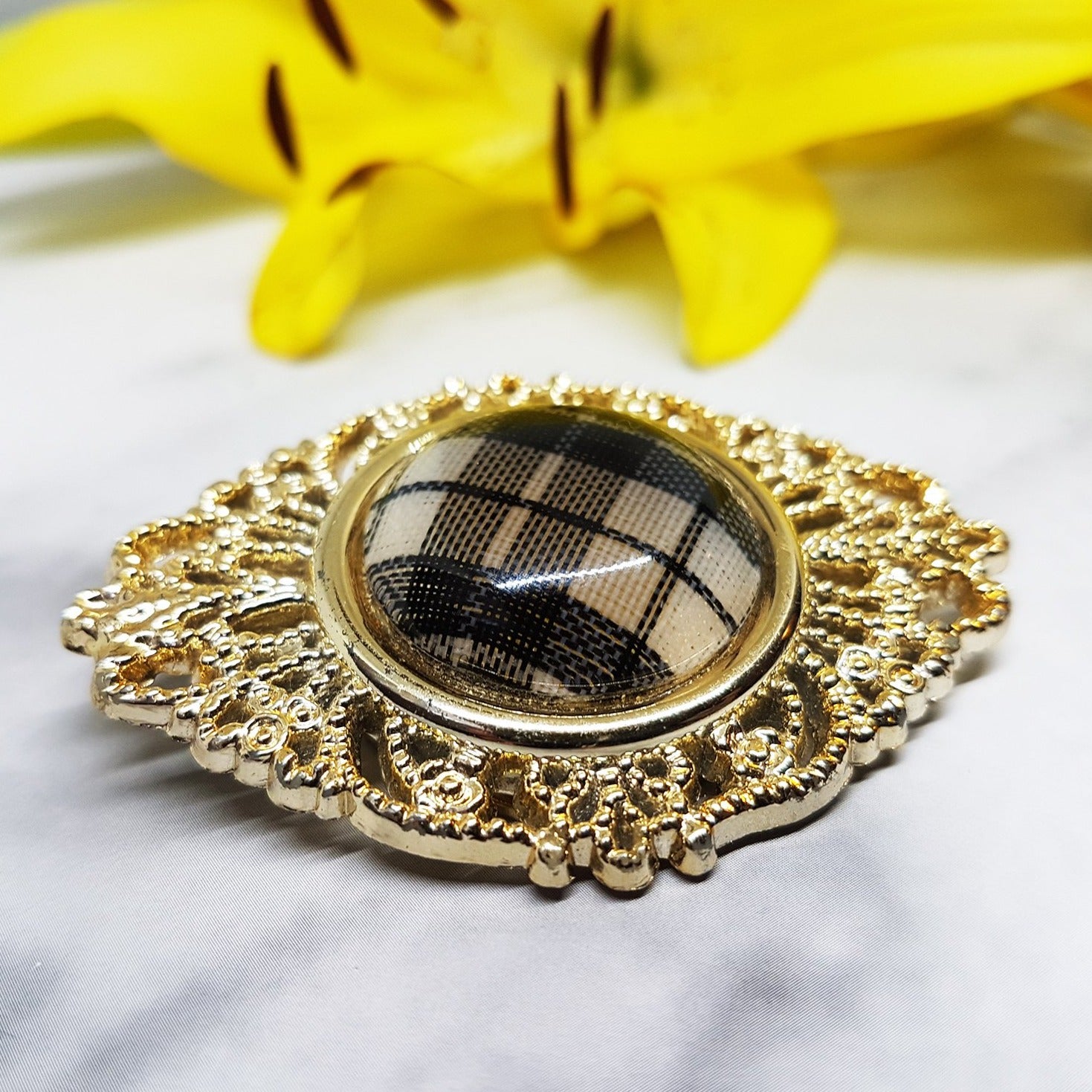 Broche Vintage Couleur Or Finement Travaillée - Relief Et Perle De Verre - Occasion