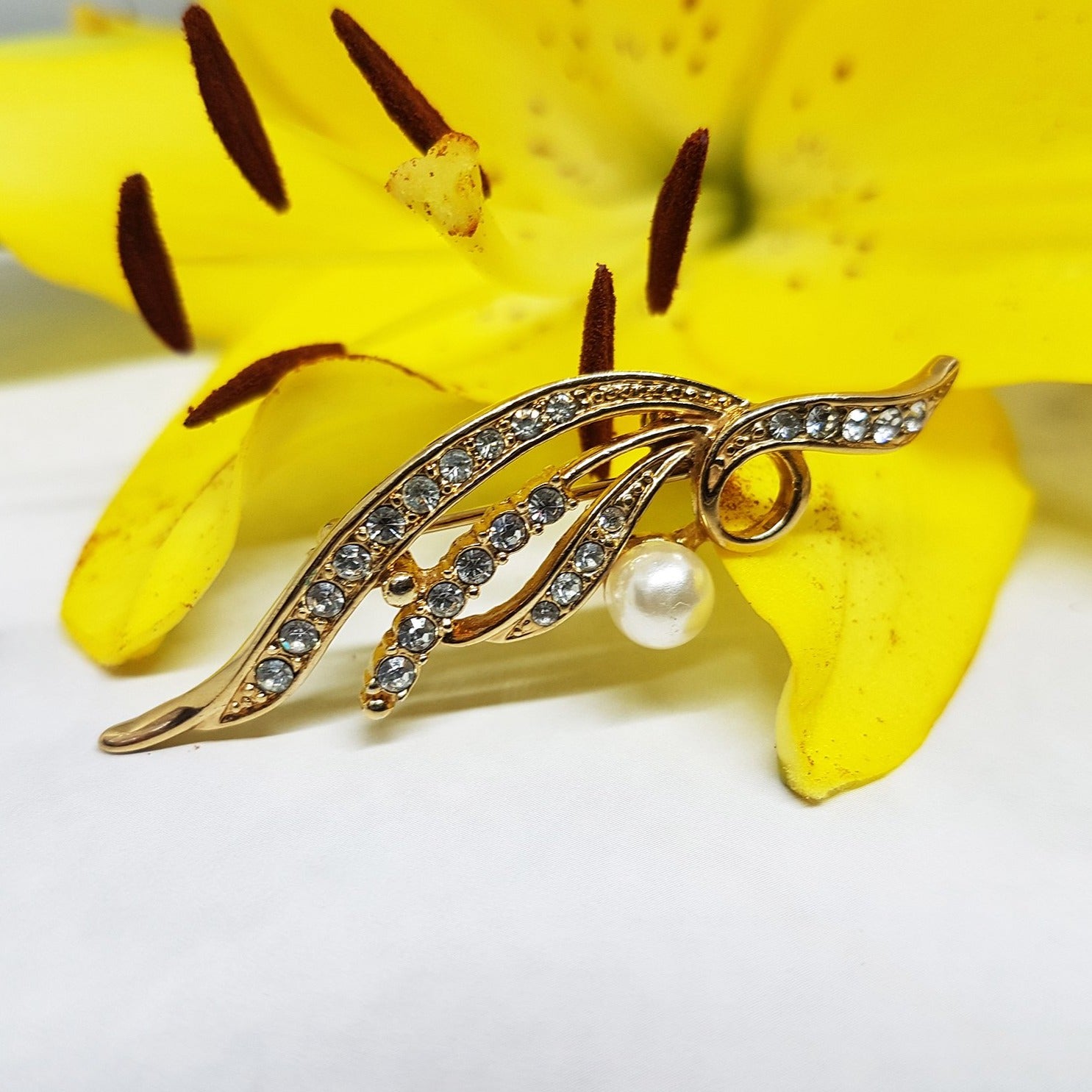 Broche Bijou Vintage Couleur Or, Finement Travaillée Avec Relief Et Perle Verre - Occasion, Référence 4877