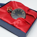 Schwarze Zifferblattentasche Uhr mit goldenen Details | Antiquitäten im Stil