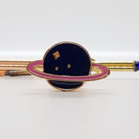 Gematinks de tonos dorados antiguos, clip de corbata de tonos dorados y pin de planeta de Saturno