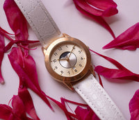 Fase de luna de tono de oro clásico reloj para mujeres con brazalete blanco
