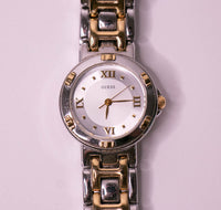 Guess montre pour les femmes en argent avec des détails de ton or vintage