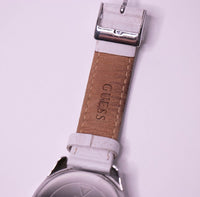 Silberton Guess Damen Uhr Weißes Lederband & weiße Edelsteine
