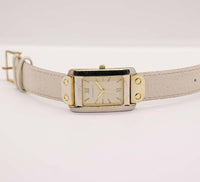 Antiguo Isaac Mizrahi Live! reloj por su dial rectangular y correa blanca
