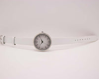 Tono plateado vintage Isaac Mizrahi Live! reloj para mujeres con correa blanca