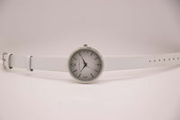 Tono plateado vintage Isaac Mizrahi Live! reloj para mujeres con correa blanca