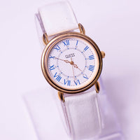 Klassiker Vintage Guess Uhr mit blauen römischen Ziffern und weißem Riemen