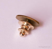 Des boutons de manchette en or vintage classiques, un clip à attachement avec une chaîne et une épingle d'attache