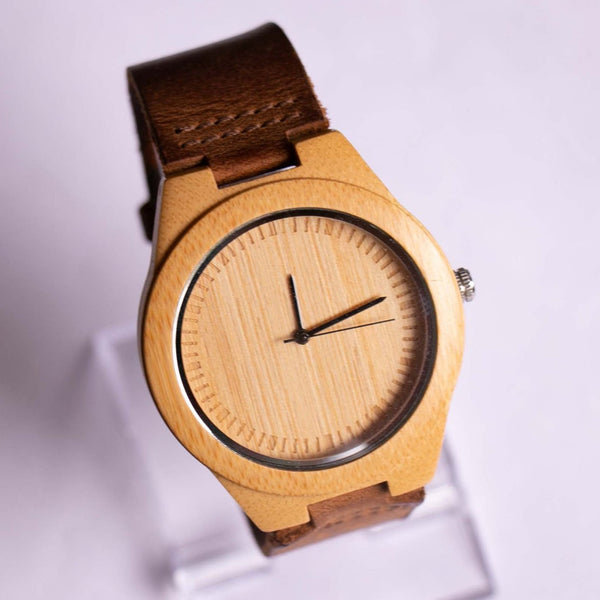 Minimalistische Herren Holz Uhr | Cucol Real Bambuskoffer in hellbraun