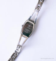 Dial negro minimalista Guess reloj para mujeres | Pequeño reloj de pulsera vintage