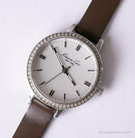 Tono plateado vintage Kenneth Cole Señoras reloj con piedras preciosas y correa marrón