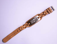 Guess ساعة فضية مستطيلة للنساء مع حزام من الجلد البني