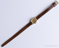 Mecánico de tonos de oro vintage reloj por Adora | Los mejores relojes vintage para ella