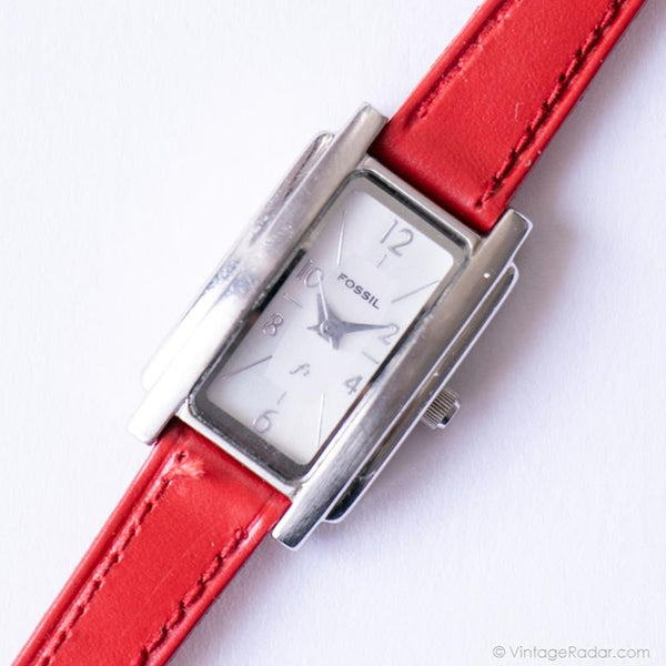 Minuscule rectangulaire vintage Fossil Dames montre avec sangle en cuir rouge