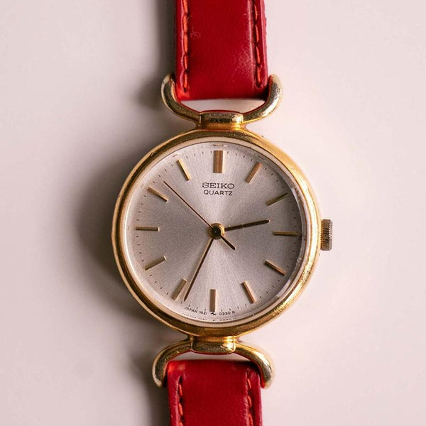 Tono d'oro degli anni '90 Seiko 1421-0060a orologio per donne sulla cinturino rosso