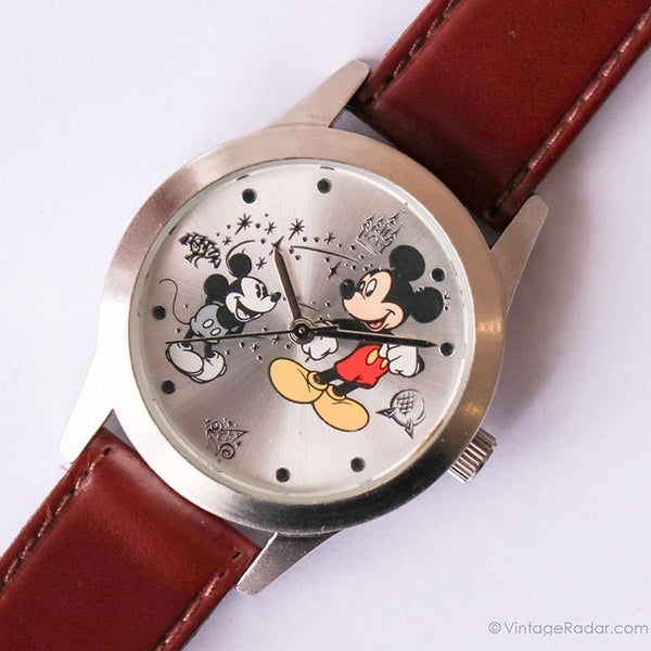 Mickey im Laufe der Jahre Uhr | Begrenzte Veröffentlichung Disney Uhr
